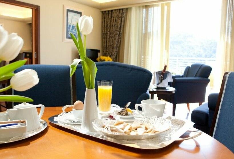 Deluxe Suite Sea View, More