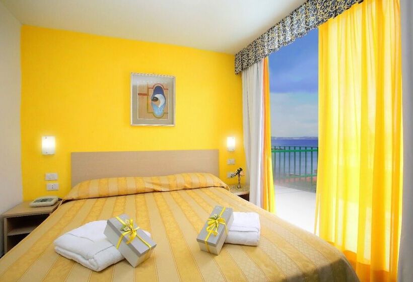 اتاق اساندارد با چشم‌انداز جانبی به دریا, Solemare Beach & Beauty Spa