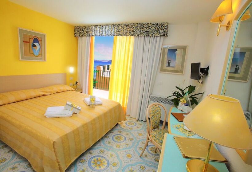 اتاق اساندارد با چشم‌انداز جانبی به دریا, Solemare Beach & Beauty Spa