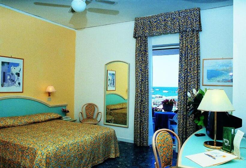 اتاق اساندارد با چشم‌انداز جانبی به دریا, Solemare Beach & Beauty Spa