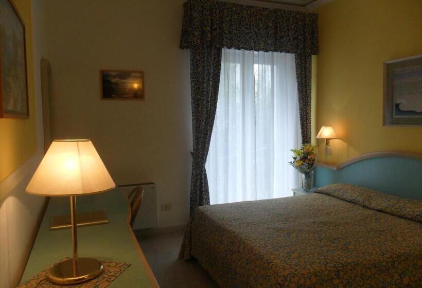 اتاق استاندارد چهارنفره با چشم‌انداز جانبی دریا, Solemare Beach & Beauty Spa