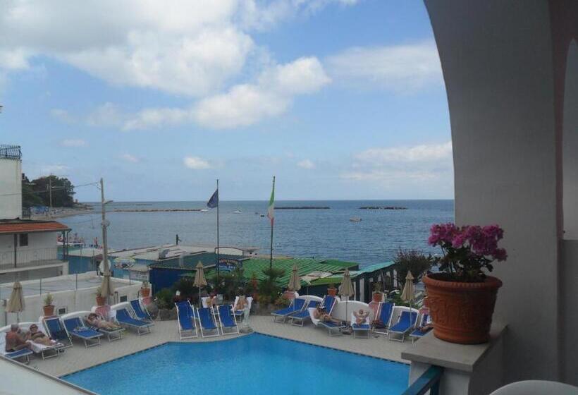 اتاق استاندارد چهارنفره با چشم‌انداز جانبی دریا, Solemare Beach & Beauty Spa