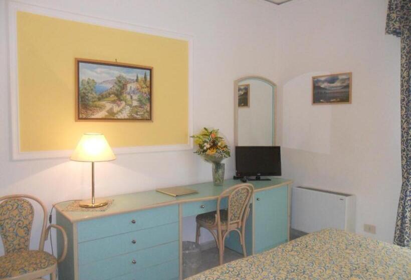 اتاق استاندارد سه نفره با چشم‌انداز کنار دریا, Solemare Beach & Beauty Spa