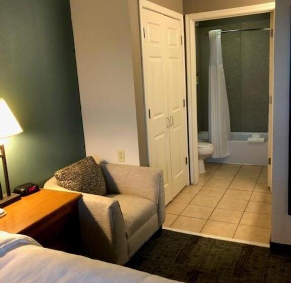 מיטת קינג בסוויטה, Staybridge Suites Houston West   Energy Corridor, An Ihg