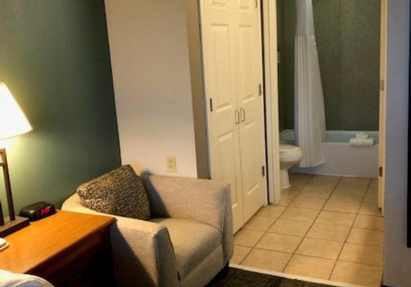מיטת קינג בסוויטה, Staybridge Suites Houston West   Energy Corridor, An Ihg