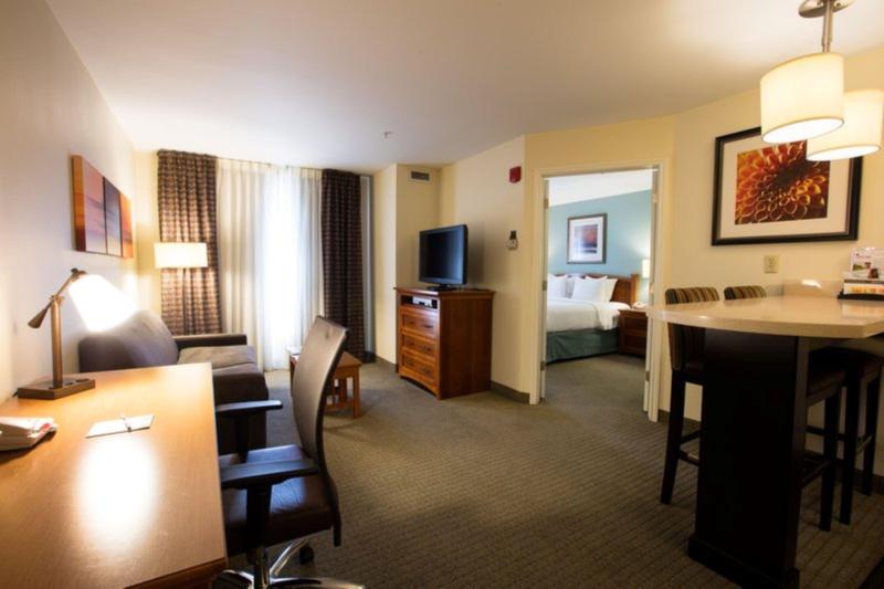 מיטת קינג בסוויטה, Staybridge Suites Houston West   Energy Corridor, An Ihg