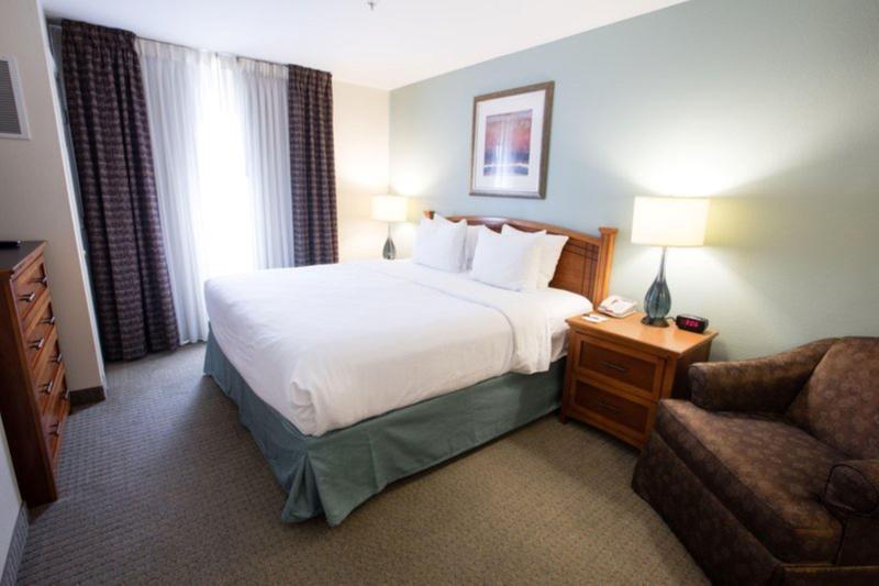 מיטת קינג בסוויטה, Staybridge Suites Houston West   Energy Corridor, An Ihg