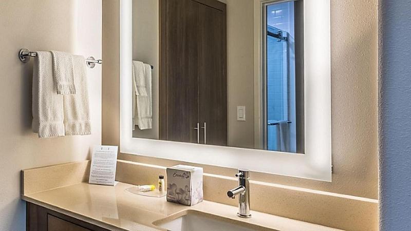 מיטת קינג בסוויטה, Staybridge Suites Houston West   Energy Corridor, An Ihg