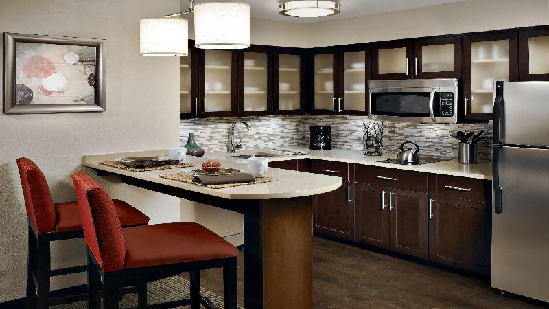 מיטת קינג בסוויטה, Staybridge Suites Houston West   Energy Corridor, An Ihg