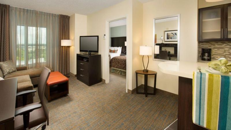 מיטת קינג בסוויטה, Staybridge Suites Houston West   Energy Corridor, An Ihg
