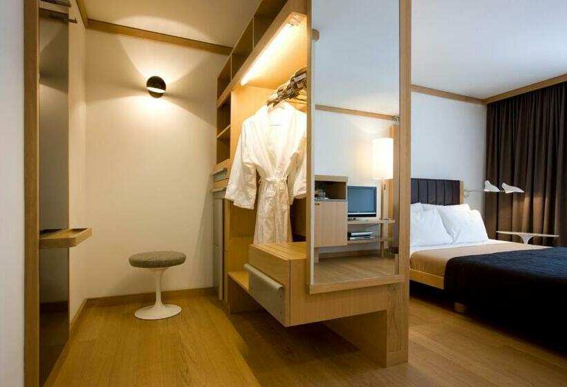 Standard Room Double Bed, The Omnia