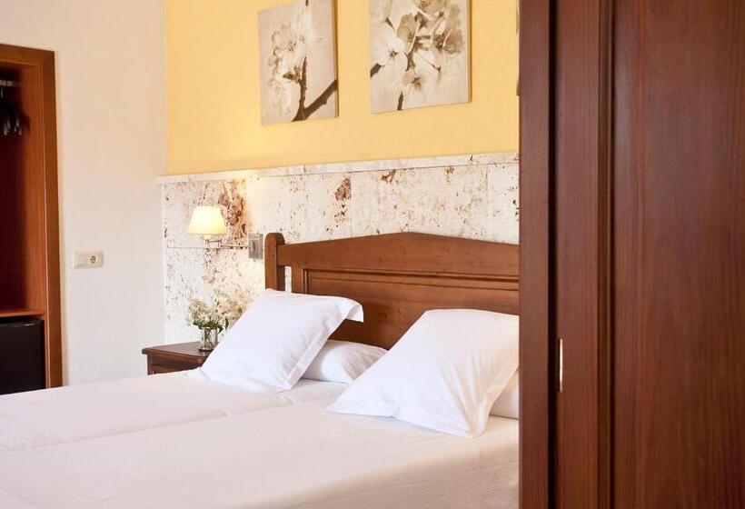 اتاق استاندارد سه نفره, Agroturismo Es Quatre Cantons