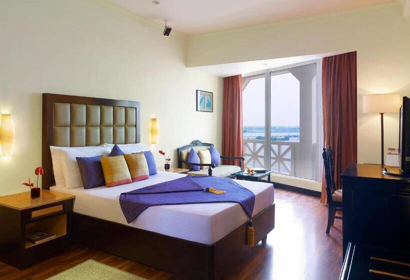 Executive Room Queen Bed, Vivanta Ernakulam, Marine Drive