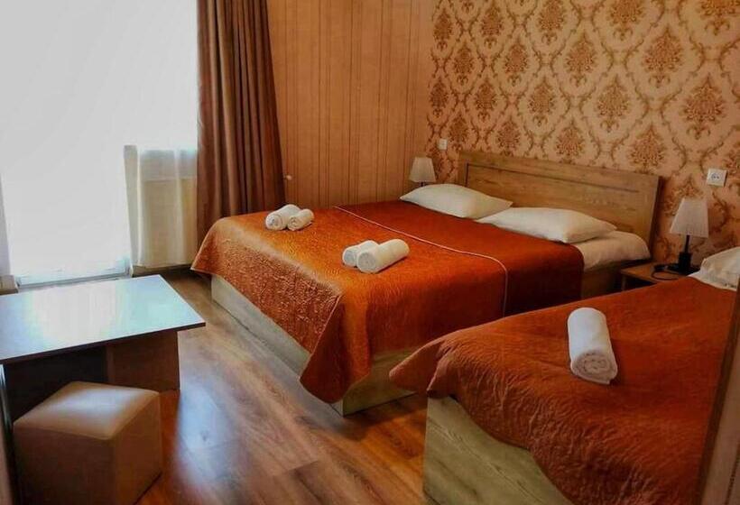 اتاق استاندارد سه نفره, Kazbegi Inn