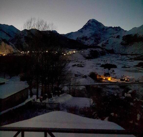 اتاق استاندارد سه نفره, Kazbegi Inn