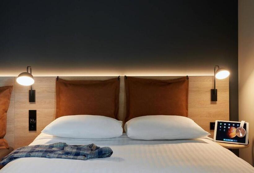 Premium room with terrace, Moxy Sophia Antipolis