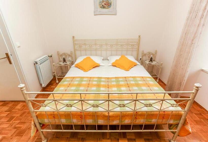 اتاق راحتی, Apartment & Rooms Savonari