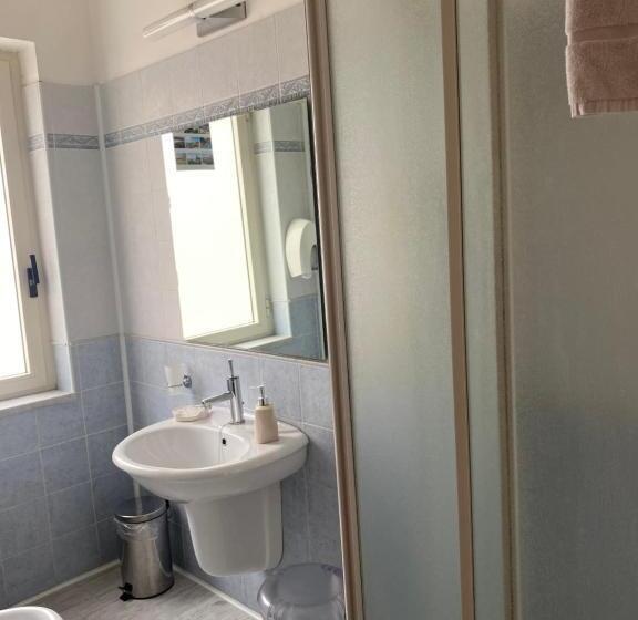 اتاق اکونومی, Bristol