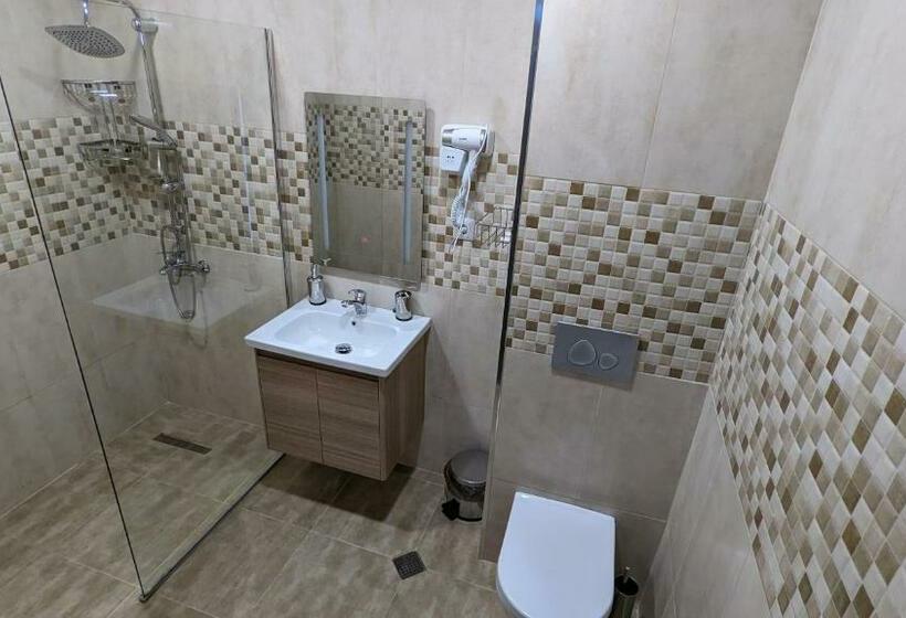 سوییت با چشم‌انداز دریا, Hills Kvariati