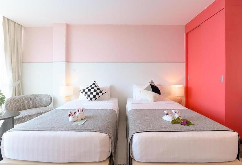 اتاق سوپریور با چشم‌انداز استخر, Hilltop Wellness Resort