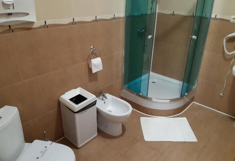اتاق استاندارد سه نفره, In