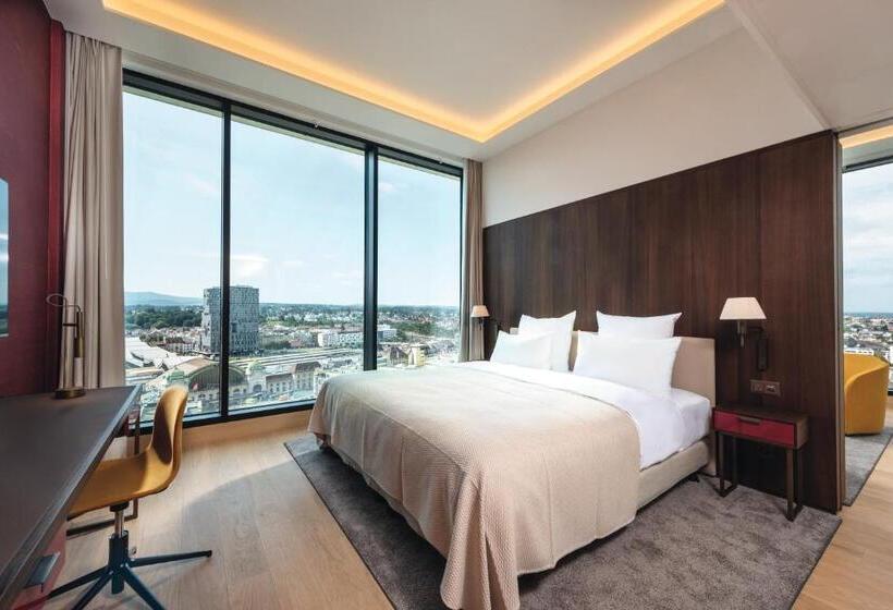 带大床的套房, Mövenpick Hotel Basel