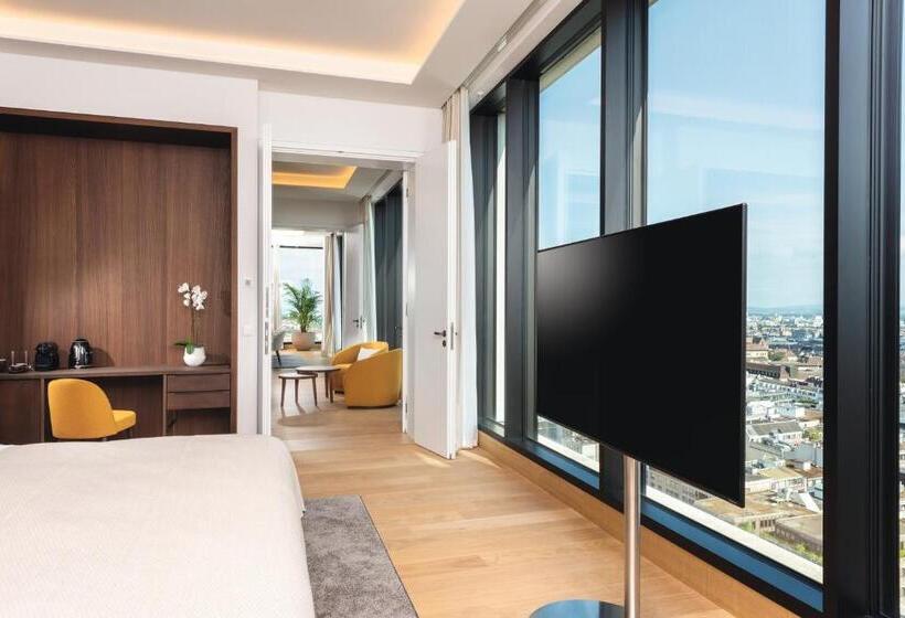 带大床的套房, Mövenpick Hotel Basel