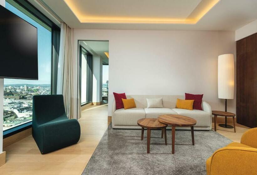 带大床的套房, Mövenpick Hotel Basel