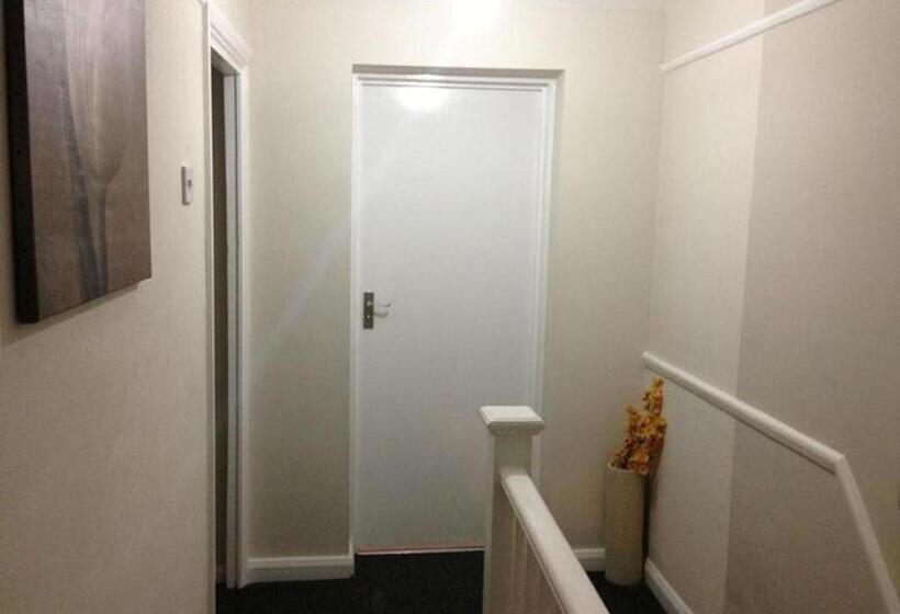 اتاق استاندارد, Room In Guest Room   Double With Shared Bathroom Sleeps 1 2 Located 5 Minutes From Heathrow Dsbyr