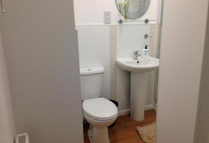 اتاق استاندارد, Room In Guest Room   Double With Shared Bathroom Sleeps 1 2 Located 5 Minutes From Heathrow Dsbyr