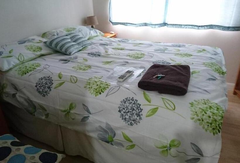 اتاق استاندارد, Room In Guest Room   Double With Shared Bathroom Sleeps 1 2 Located 5 Minutes From Heathrow Dsbyr