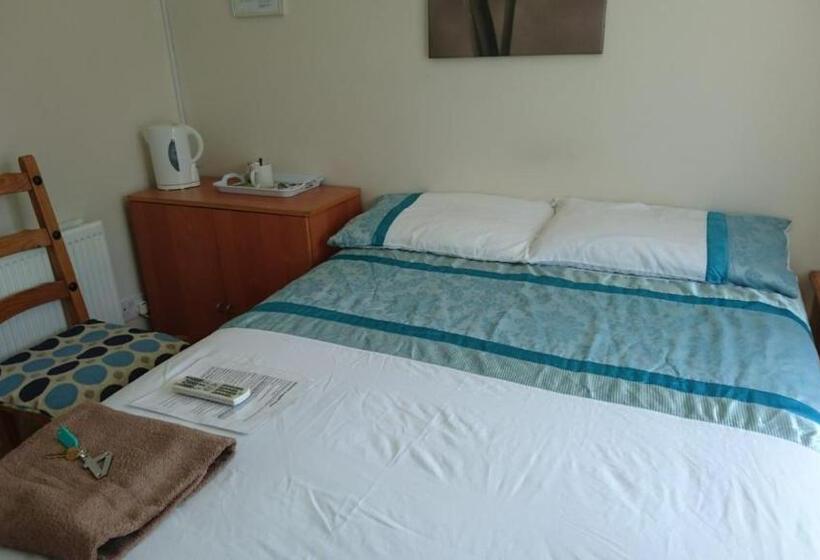 اتاق استاندارد, Room In Guest Room   Double With Shared Bathroom Sleeps 1 2 Located 5 Minutes From Heathrow Dsbyr