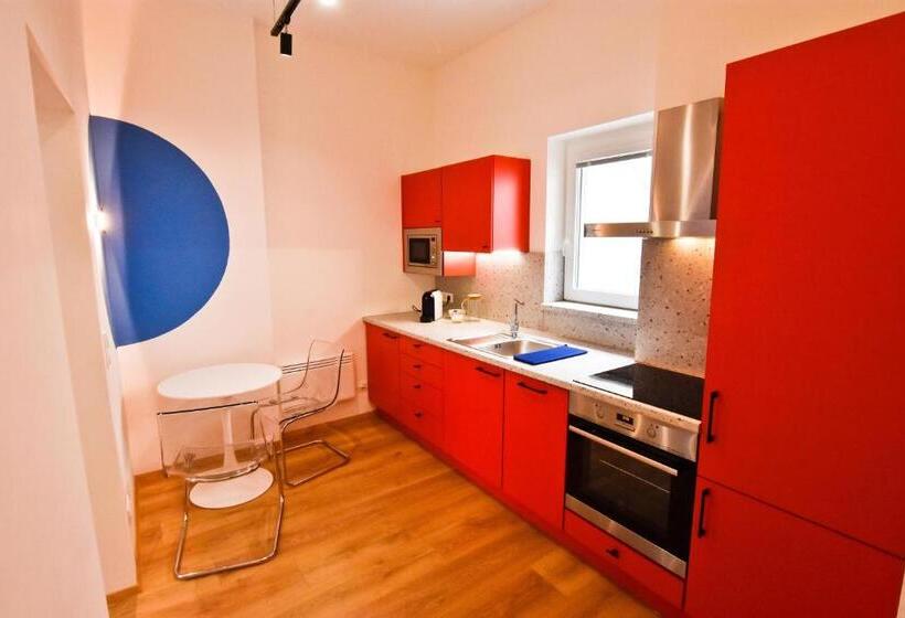 استودیوی استاندارد, Zachár Apartman