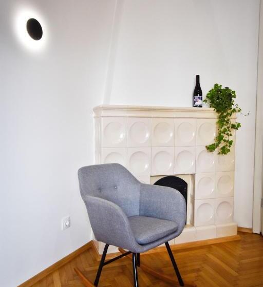 استودیوی استاندارد, Zachár Apartman