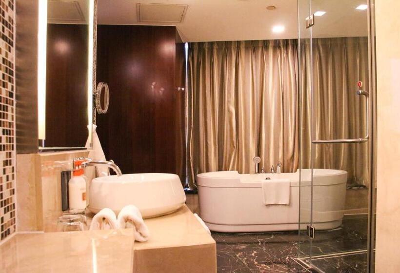 اتاق لوکس با تخت بزرگ, Crowne Plaza Yantai Sea View, An Ihg