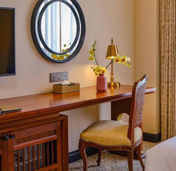 اتاق لوکس, Silk Path Grand Hue