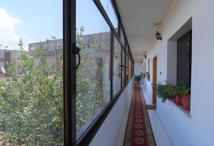 اتاق استاندارد, Haxhiu