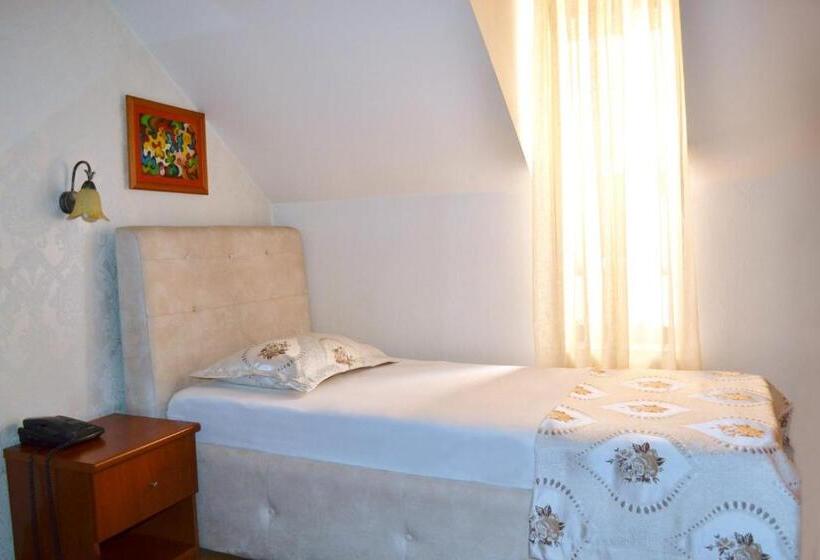 اتاق استاندارد یک نفره, Villa Tafaj
