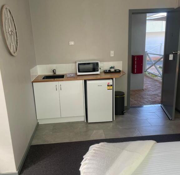 استودیوی استاندارد, Lismore Fair Dinkum Motel