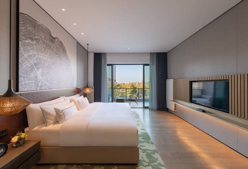 Suite with lake view, Melia Chongqing