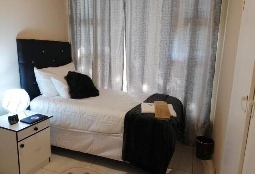 اتاق استاندارد یک نفره, Montana Guest House