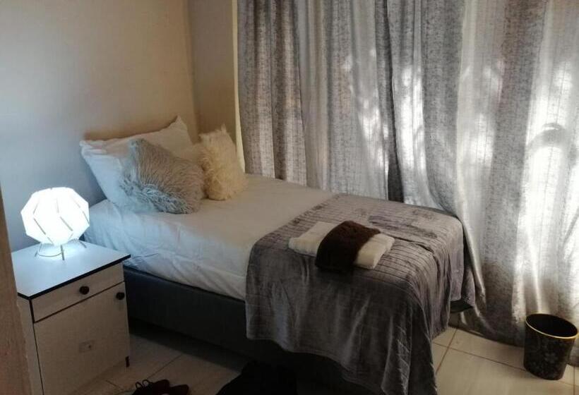 اتاق استاندارد یک نفره, Montana Guest House