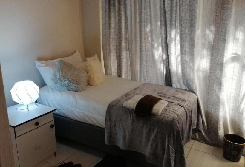 اتاق یک تخته با چشم‌انداز استخر, Montana Guest House