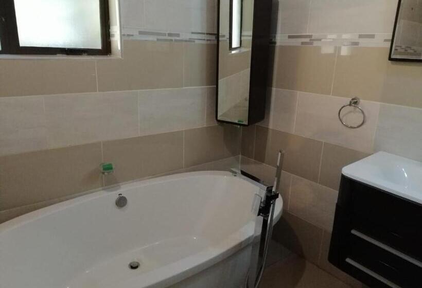 اتاق یک تخته با چشم‌انداز استخر, Montana Guest House