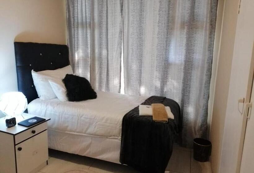 اتاق یک تخته با چشم‌انداز استخر, Montana Guest House