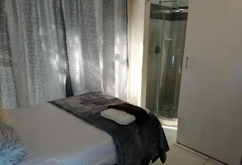 اتاق یک تخته با چشم‌انداز استخر, Montana Guest House