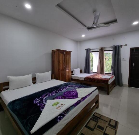اتاق استاندارد سه نفره, Shivaji Inn Kaziranga