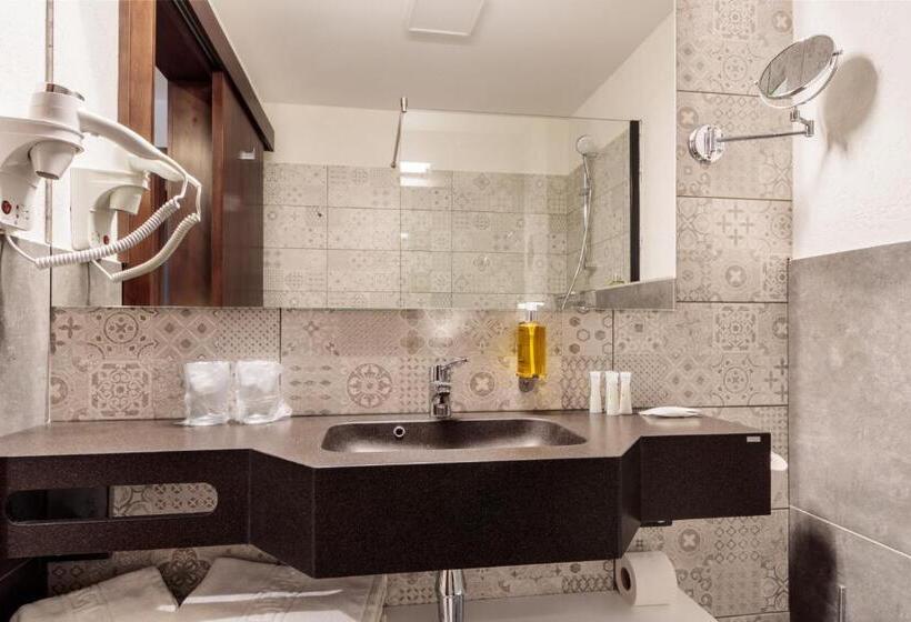 آپارتمان یک خوابه با دری مشترک که هال را جدا می کند., River Hotel & Spa