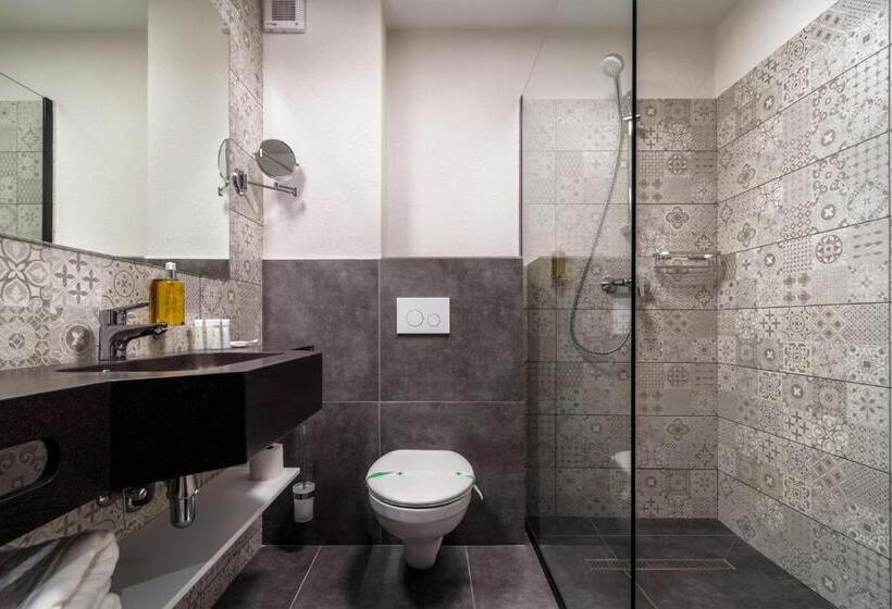 آپارتمان یک خوابه با دری مشترک که هال را جدا می کند., River Hotel & Spa