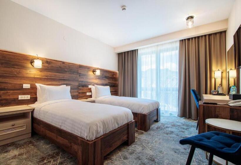 آپارتمان یک خوابه با دری مشترک که هال را جدا می کند., River Hotel & Spa